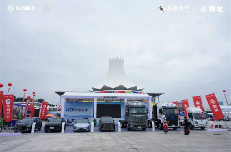 Dongfeng Fengxing’s New Energy Array Draws a Crowd02.jpg